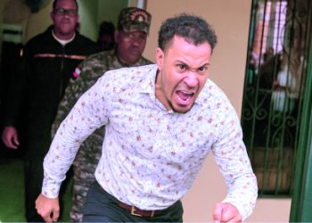 Hombre acusado atropellar a siete personas se muestra agresivo tras salida de tribunal