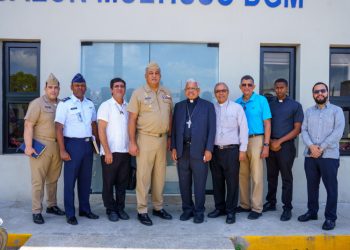 Líderes de Iglesia católica recorren el Centro de Procesamiento de Migrantes de Haina