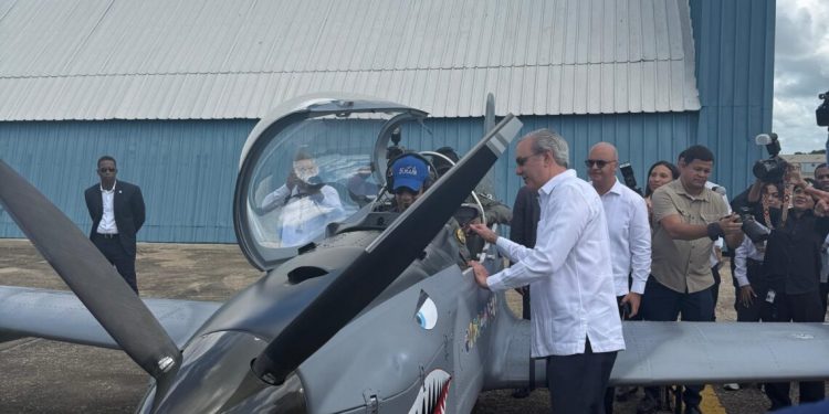 El Gobierno presenta y estrena los “Dulus”, primeros aviones ensamblados en el país