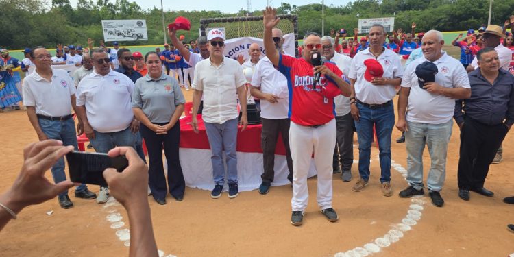 Ulises Rodríguez da apertura al Torneo Inter-empresarial de Softbol, Afirmó en su discurso que “Seguiré apoyando el deporte en esta administración”
