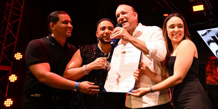 Concejo de Regidores declara "Hijo Adoptivo de Santiago" a Elvis Martínez “El Camarón”