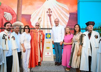 Alcaldía de Santiago devela monolito conmemorativo donado por la Orden del Camino de Santiago