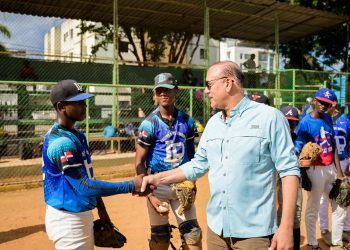 Ulises Rodríguez lanza la primera bola en semifinales Liga Chino Suazo