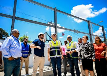 Alcalde Ulises Rodríguez supervisa construcción del Multiuso en Yagüita de Pastor