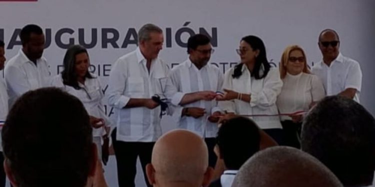 Presidente Abinader entregó varias obras en la provincia de Azua