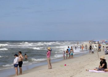Nueva York cierra sus playas dos días por el oleaje que dejará el huracán Erin