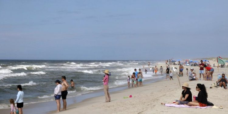 Nueva York cierra sus playas dos días por el oleaje que dejará el huracán Erin