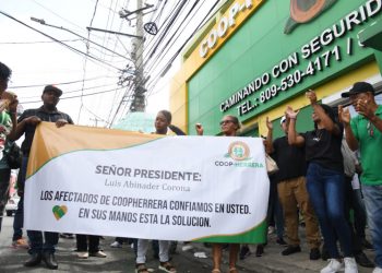 Afectados por el fraude de Coop-Herrera protestan en las afueras de la Fiscalía de SDO