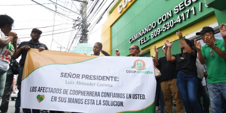 Afectados por el fraude de Coop-Herrera protestan en las afueras de la Fiscalía de SDO