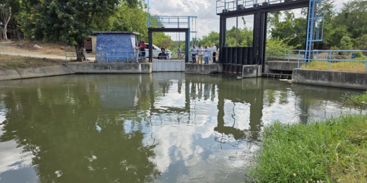 Anuncian cinco días sin agua en la parte oeste de Santiago