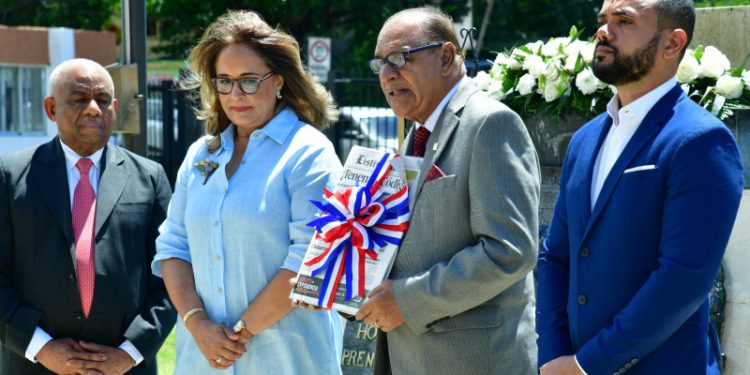 Miguel Franjul en entrega floral por 136 aniversario: Las luchas del Listín Diario no son caprichosas