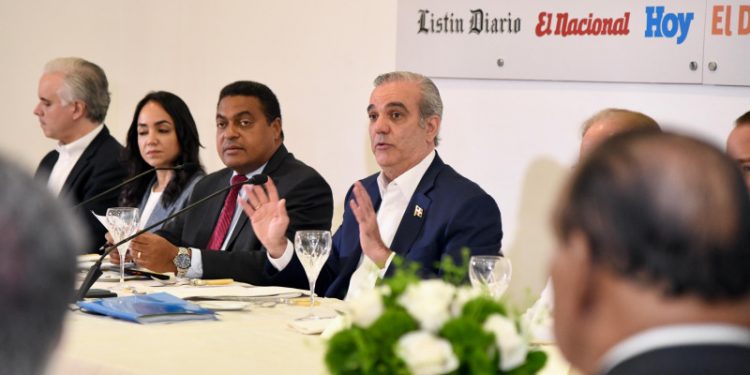 Abinader: Salario mínimo del sector público es “indignante”; considera aumento en próximo presupuesto