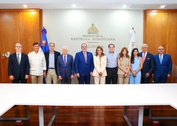 Ministro de Hacienda se reúne con empresarios para valorar perspectiva económica del país