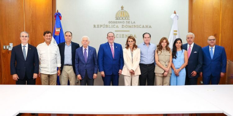Ministro de Hacienda se reúne con empresarios para valorar perspectiva económica del país