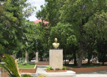 Abinader otorga RD$33 millones para la renovación del parque central de Baní