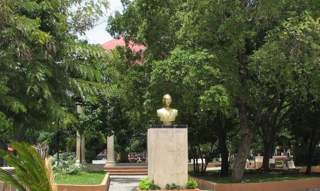 Abinader otorga RD$33 millones para la renovación del parque central de Baní