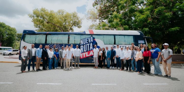ITLA inaugura tres rutas de transporte de estudiantes
