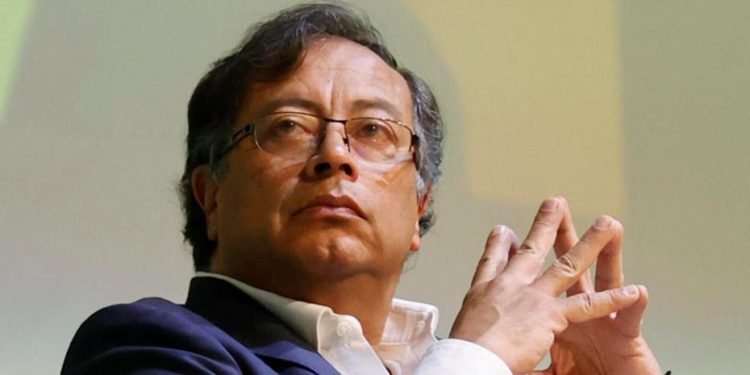 Petro en disputa por isla en el Amazonas