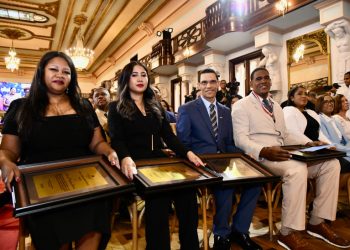 Ana dejó de ganar miles de dólares para dedicarse al magisterio