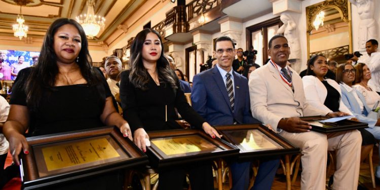 Ana dejó de ganar miles de dólares para dedicarse al magisterio
