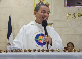 ¿Quién es Norberto Rosario, el sacerdote que llama la atención por poner sus reglas en una escuela?