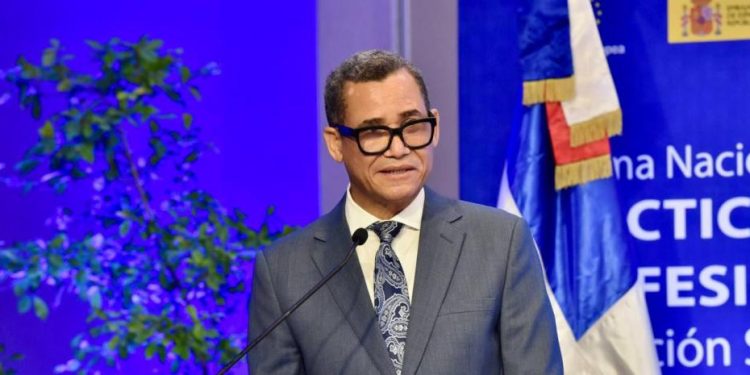 Ministerio de Trabajo impulsa programa de pasantías para recién egresados de universidades