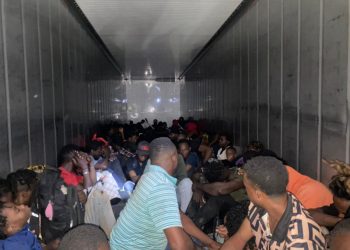 Migración intercepta furgón que traía 79 haitianos indocumentados al país