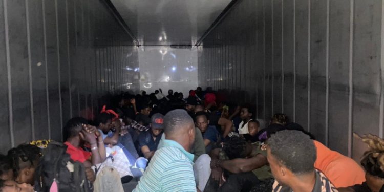 Migración intercepta furgón que traía 79 haitianos indocumentados al país