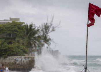 Huracán Erín deja sin electricidad a más de 150,000 personas en Puerto Rico