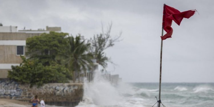 Huracán Erín deja sin electricidad a más de 150,000 personas en Puerto Rico