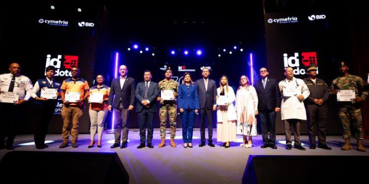 El Indotel entrega 30 mil becas para carreras STEM