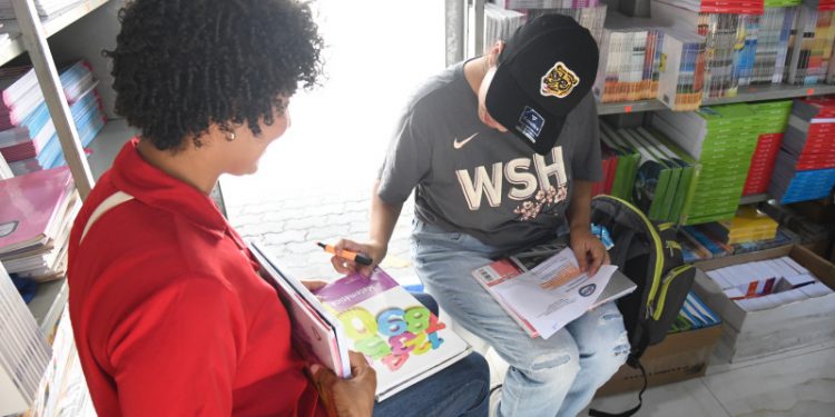 La venta de libros de texto va lenta a pocos días del inicio de las clases