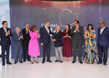 Hospital reconoce trayectoria del doctor Castaños Guzmán