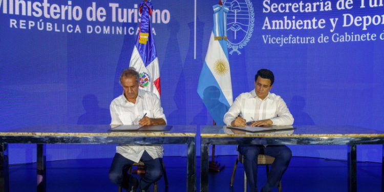 República Dominicana y Argentina firman acuerdo para fortalecer intercambio turístico