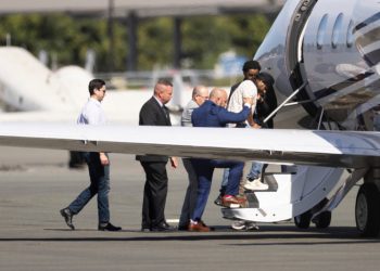 Trump amenaza con cortar fondos si camioneros no son anglófonos