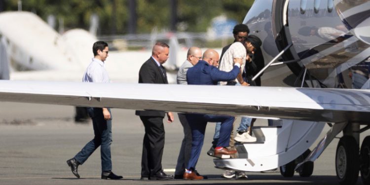 Trump amenaza con cortar fondos si camioneros no son anglófonos