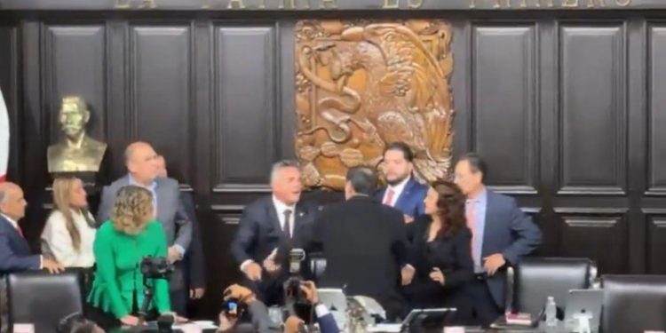 Senadores en México se van a los golpes por un turno a la palabra
