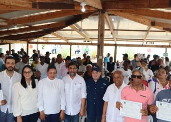 Gobierno entrega 46 millones y 55 títulos provisionales de propiedad a parceleros de Monte Grande