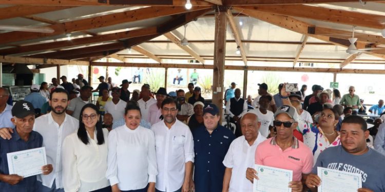 Gobierno entrega 46 millones y 55 títulos provisionales de propiedad a parceleros de Monte Grande