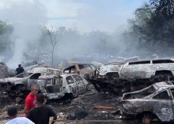 Voraz incendio consume más de 60 vehículos en taller de Aguayo, SFM