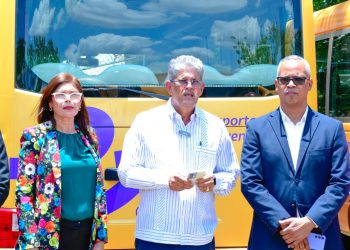 Regional 08 de Educación suma 14 autobuses escolares en favor de 5 distritos de Santiago