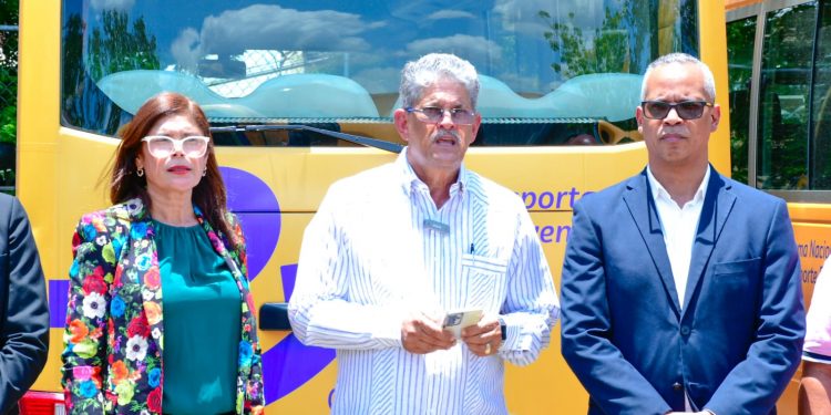 Regional 08 de Educación suma 14 autobuses escolares en favor de 5 distritos de Santiago