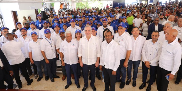 Presidente Abinader relanza proyecto para entregar 110 mil nuevos títulos de propiedad en terrenos del CEA para beneficiar a más de 440 mil personas