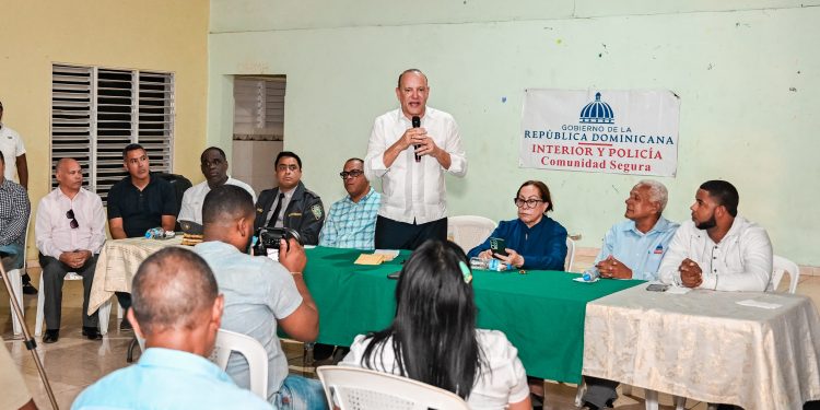 Alcalde Ulises Rodríguez anuncia iluminación, remozamiento del multiuso y terminación de obras en Monte Adentro