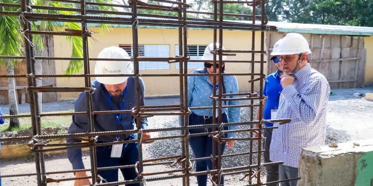 Gobierno supervisa refuerzo estructural en Escuela Básica Pontón