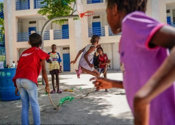 Tres de cada diez niños de Haití dicen que asistir a la escuela implica un “alto riesgo”
