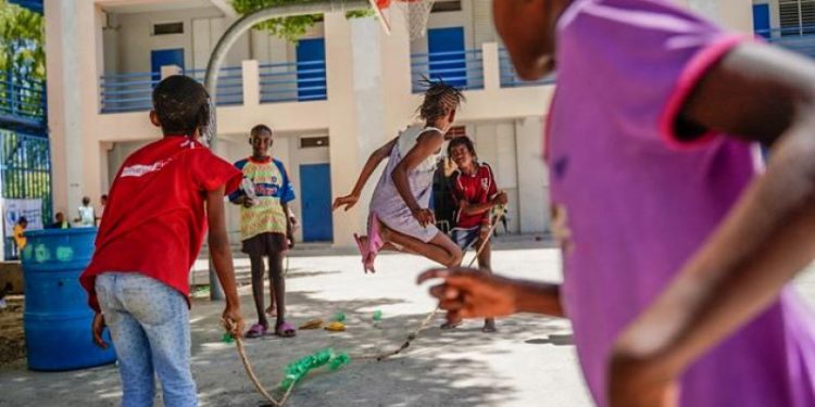 Tres de cada diez niños de Haití dicen que asistir a la escuela implica un “alto riesgo”