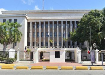 Educación suspende personal de escuela donde grabaron video vulgar y lo someterá a la justicia