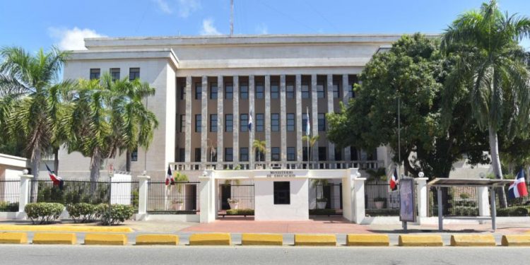 Educación suspende personal de escuela donde grabaron video vulgar y lo someterá a la justicia