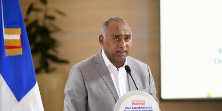 Julito Fulcar dice propuesta no afecta Dunas de Baní y busca seguridad jurídica para familias